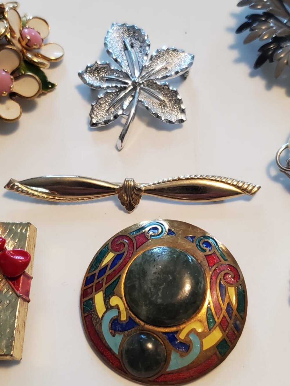 15 Brooches, items # A 2006 2020, wt. 252 grams. - Picture 6 of 14